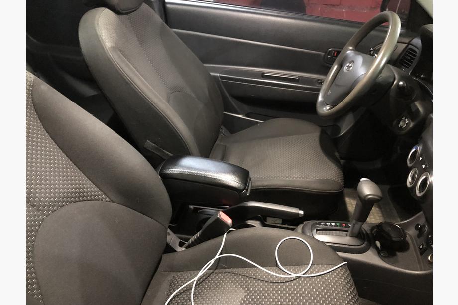 Hyundai Accent 2006–2010 Armlæn til kopholder Foto 1