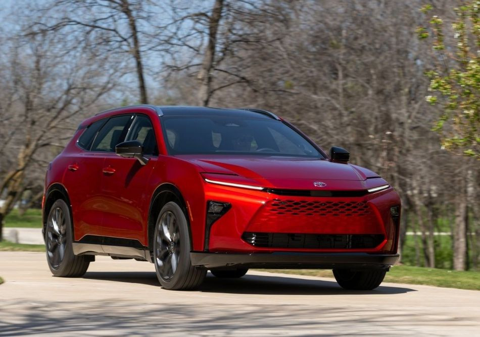 Test af den hybride crossover Toyota Crown Signia