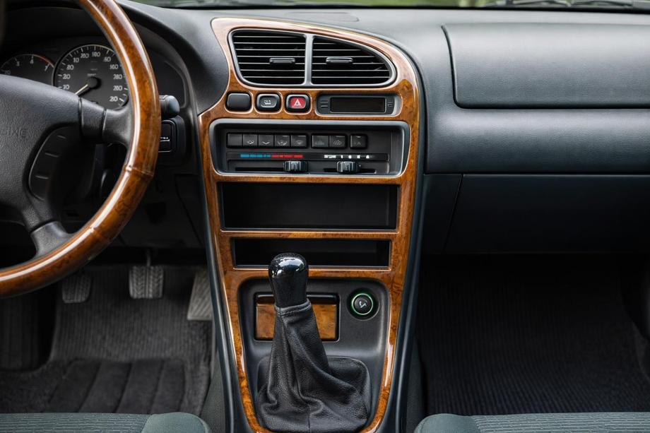 Mazda 323 1977–2003 Instrumentbordslister (valnød, F 1994-1997) Foto 1