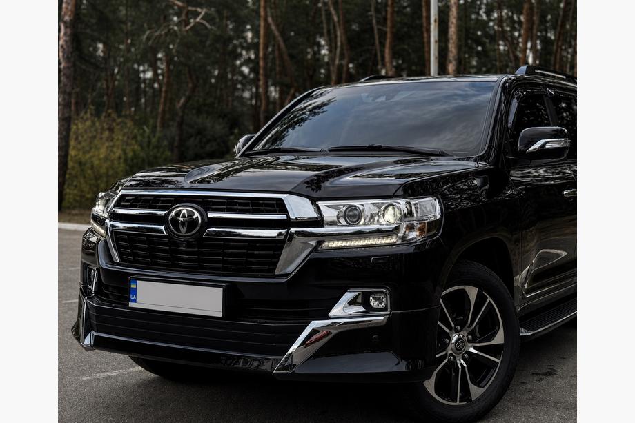 Toyota Land Cruiser 200 2007–2021 Front læbespoiler 2016↗ (Executive 2021) Sort farve Foto 2