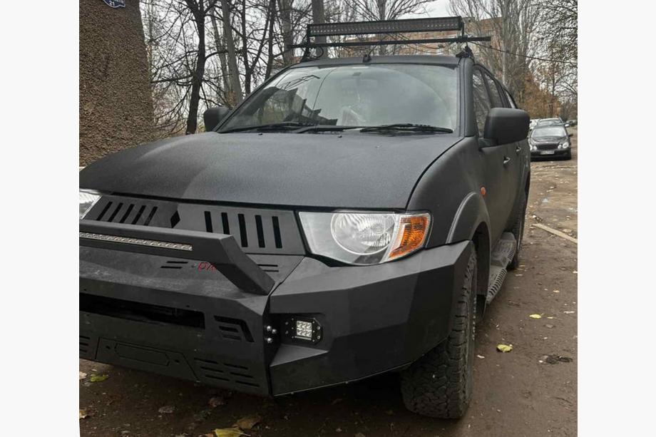 Mitsubishi L200 2006–2015 Frontkofanger Dakar (2006-2010) Foto 6