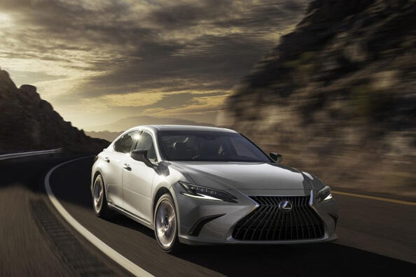 Lexus ES: anmeldelse af business class-sedan