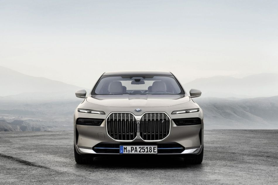 BMW i7: anmeldelse af flagskibs-el-sedan