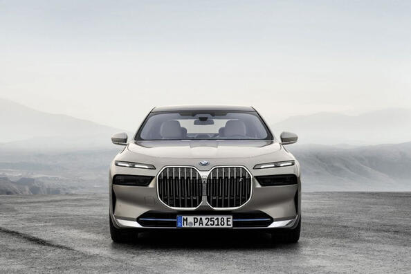 BMW i7: anmeldelse af flagskibs-el-sedan