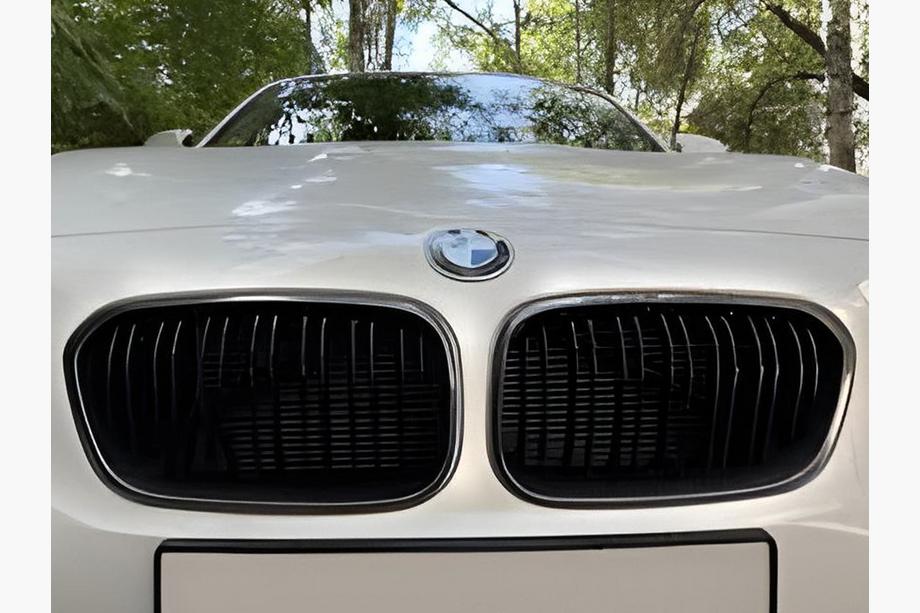 BMW 1-serie F20/F21 2011–2019 M-Look nyregrill (2011-2014, blank sort med krom kant) Image