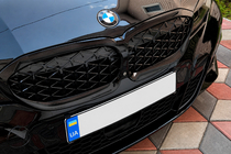 BMW 3-serie G20/G21 2018– Kidney-grill Diamond Black (2018-2022, sort kant) Med kameraholder foto 1