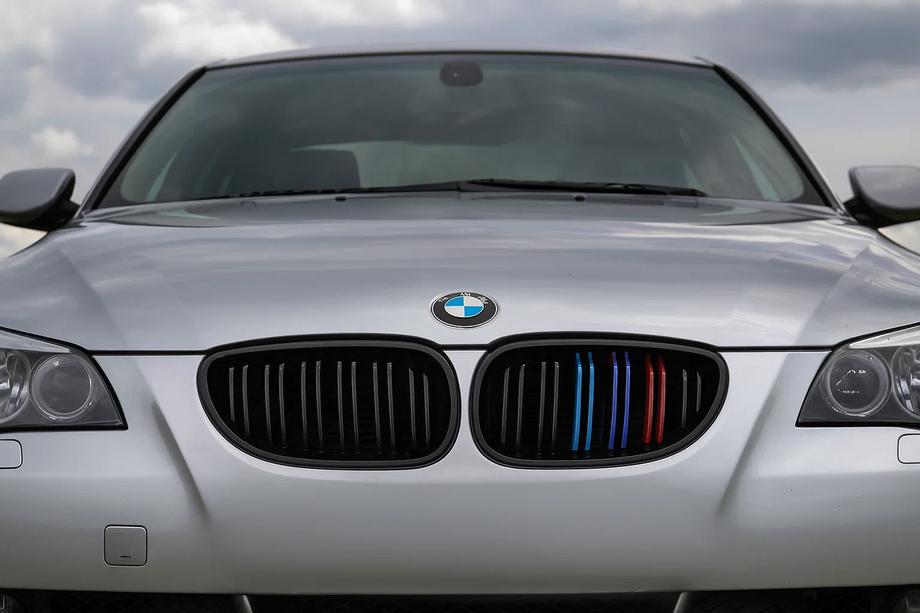 BMW 5-serie E60/E61 2003–2010 M-Look nyregrill (M-Color) Image