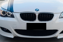 BMW 5-serie E60/E61 2003–2010 M-Look nyregriller (sort højglans med kromkant) foto 1