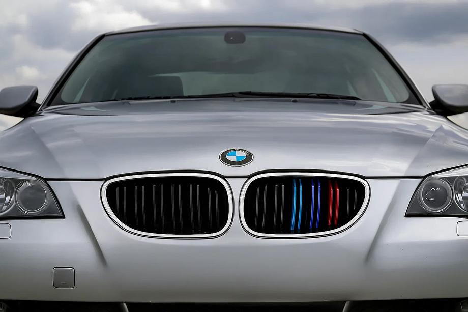 BMW 5-serie E60/E61 2003–2010 Nyregrill M-Look (M-Color med kromkant) Image