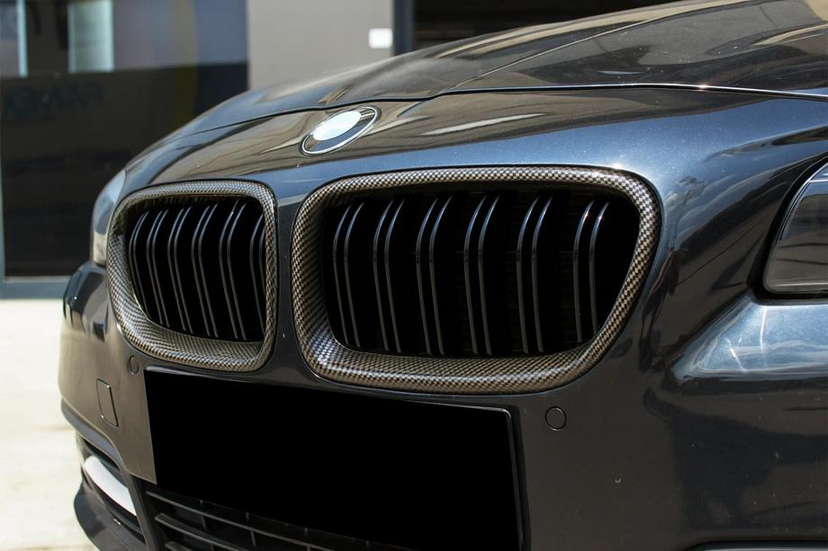 BMW 5-serie F10/F11 2010–2016 M-Look nyregrill (blank sort med carbon hydroprint) Foto 1