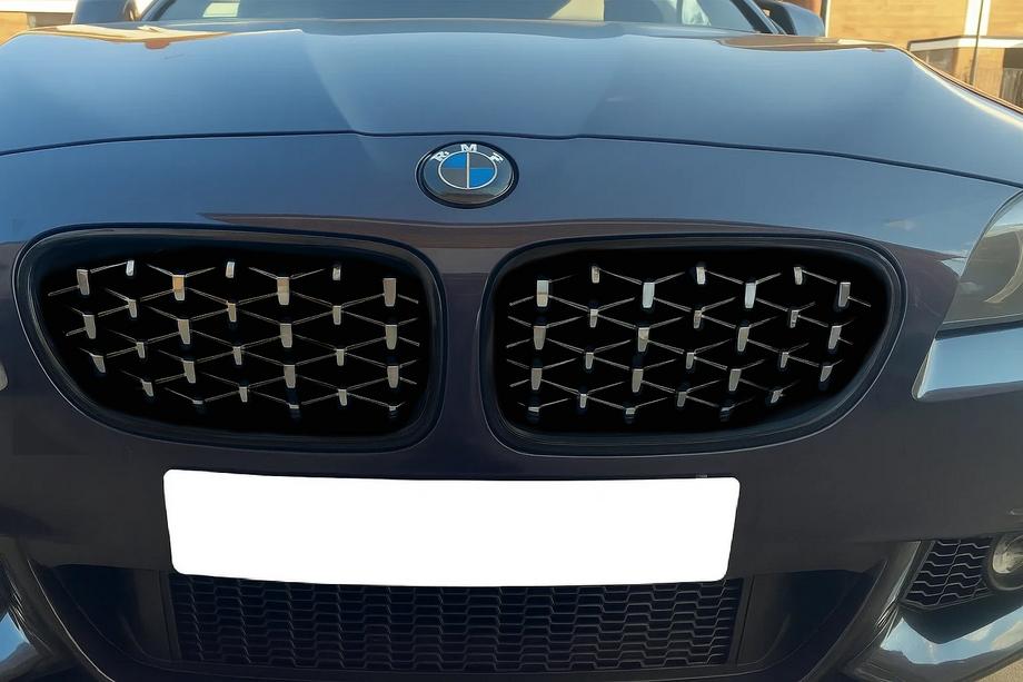 BMW 5-serie F10/F11 2010–2016 Nyregrill Diamond Silver (sort kant) Image