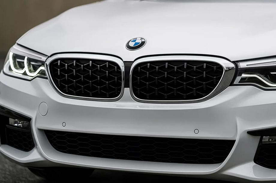 BMW 5-serie G30/G31 2017–2023 Nyregrill Diamond Black V1 (2017-2020, krom kant) Image