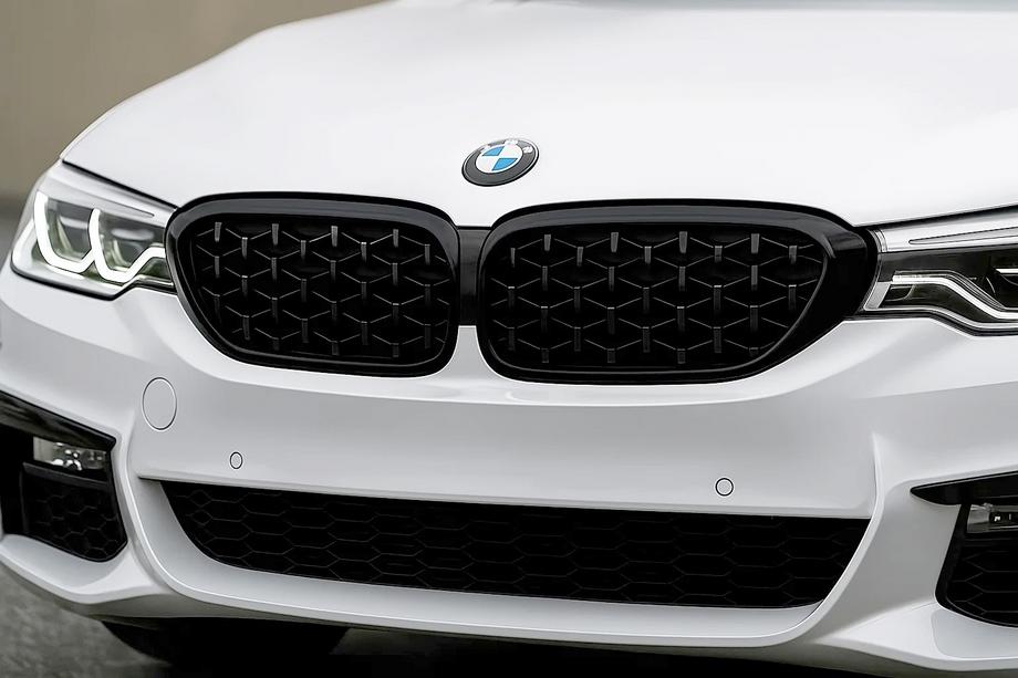 BMW 5-serie G30/G31 2017–2023 Nyregrill Diamond Black V1 (2017-2020, sort kant) Image