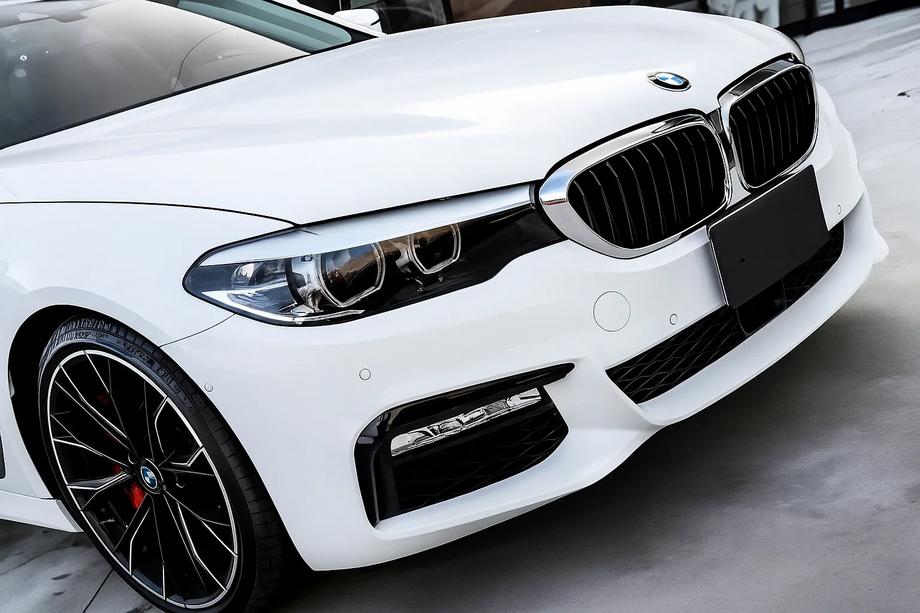 BMW 5-serie G30/G31 2017–2023 Nyregrill 1 Bar (2017-2020, sort højglans med kromkant) Image