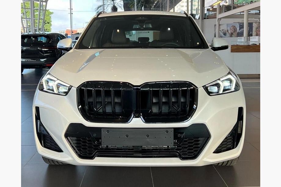BMW X1/iX1 (U11) 2022– Nyregrill 1 Bar (sort højglans) Image