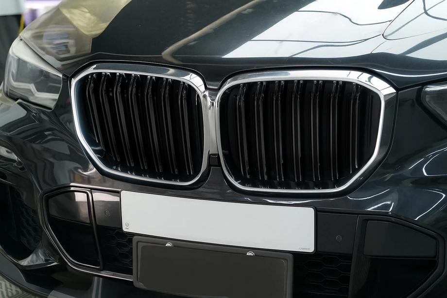 BMW X5 G05 2019–2026 M-Look nyregrill (2019-2022, sort højglans med kromkant) Image