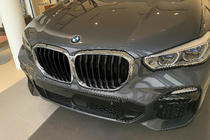 BMW X5 G05 2019–2026 Nyregrill 1 Bar (2019-2022, sort højglans med kromkant) foto 1