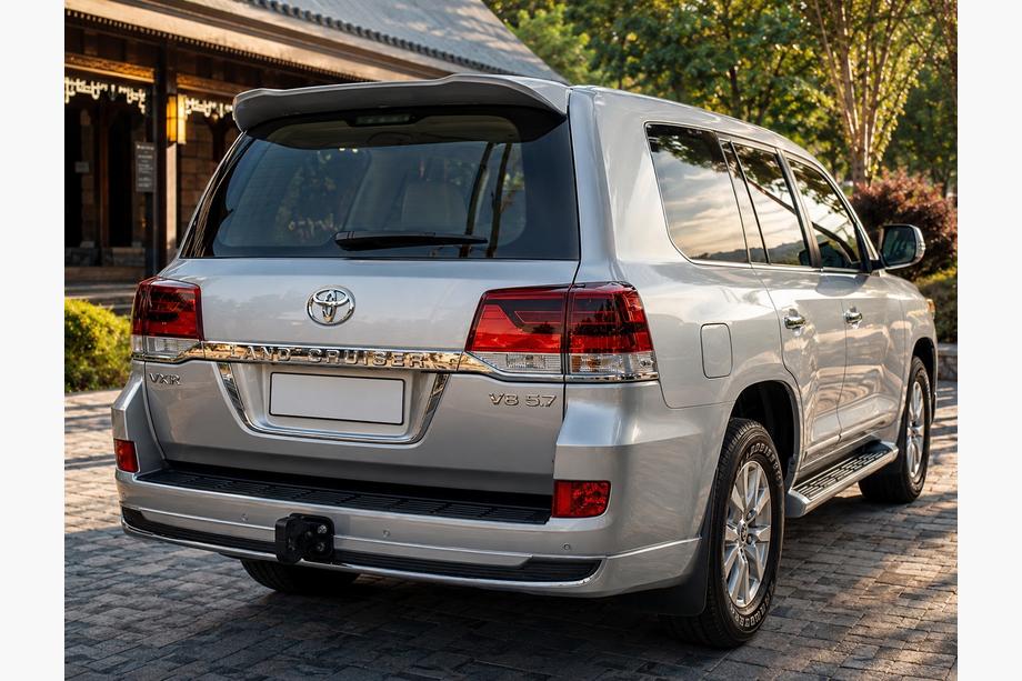 Toyota Land Cruiser 200 2007–2021 Bageste diffuserindsats uden krom 2016-2021 (Executive 2019/2021, til anhængertræk) Hvid farve Foto 2