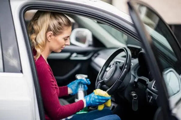 Sådan fjerner du hurtigt lugt af fugt i bilens kabine: trin for trin