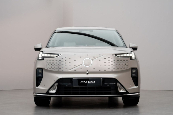Test af den elektriske minivan Volvo EM90