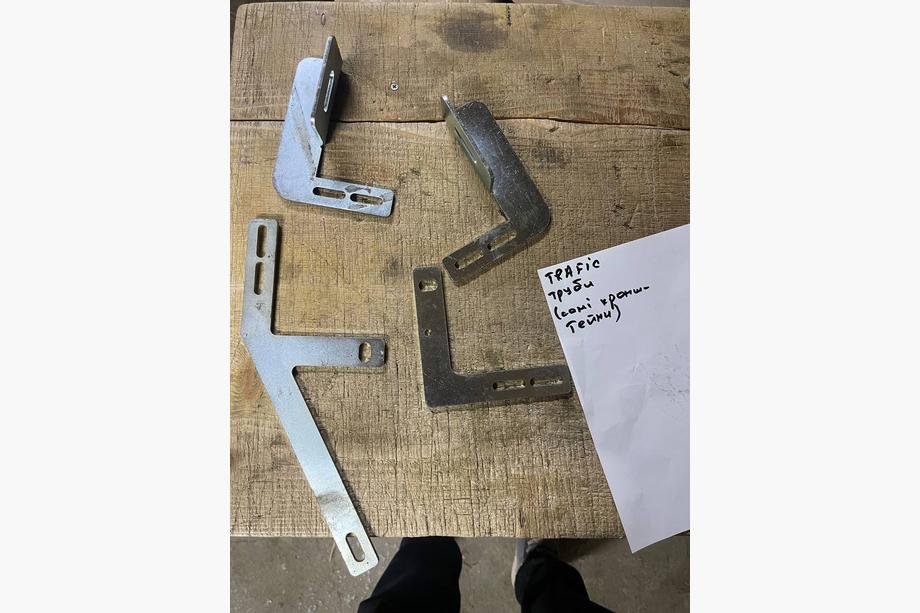 Renault Trafic 2001–2015 Monteringsbeslag til sidetrin B3/C2 (uden bolte) Image