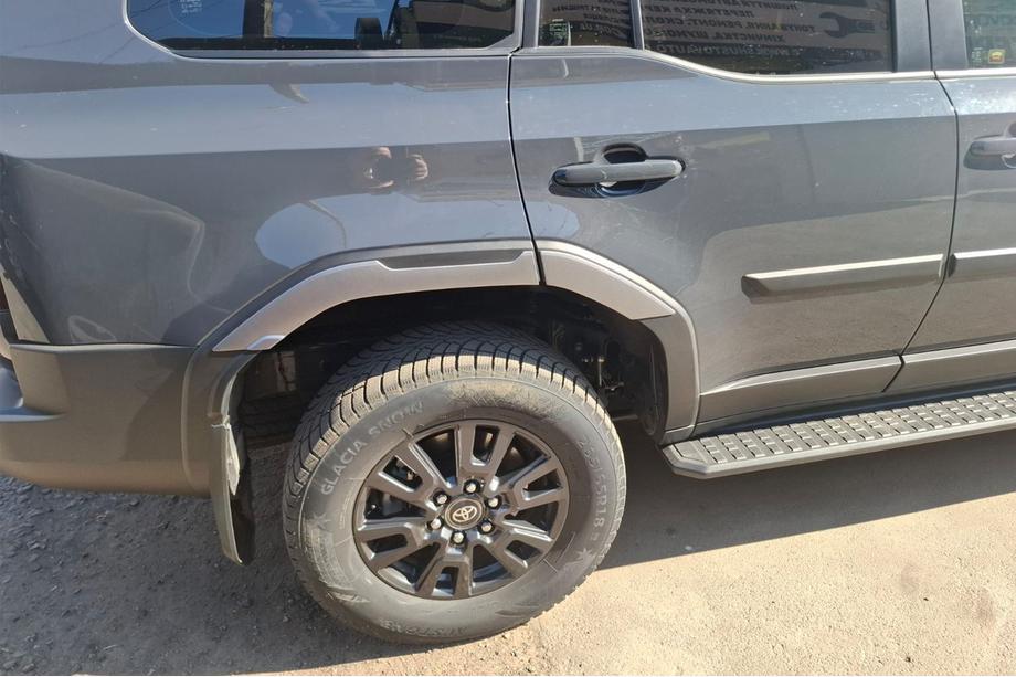Toyota Land Cruiser Prado 250 2023– Hjulskærmslister Foto 6