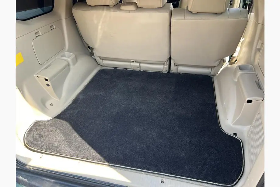 Toyota Land Cruiser Prado 120 2002–2009 Premium tekstilbagagerumsmåtte – sort (5 eller 7 sæder) Foto 1