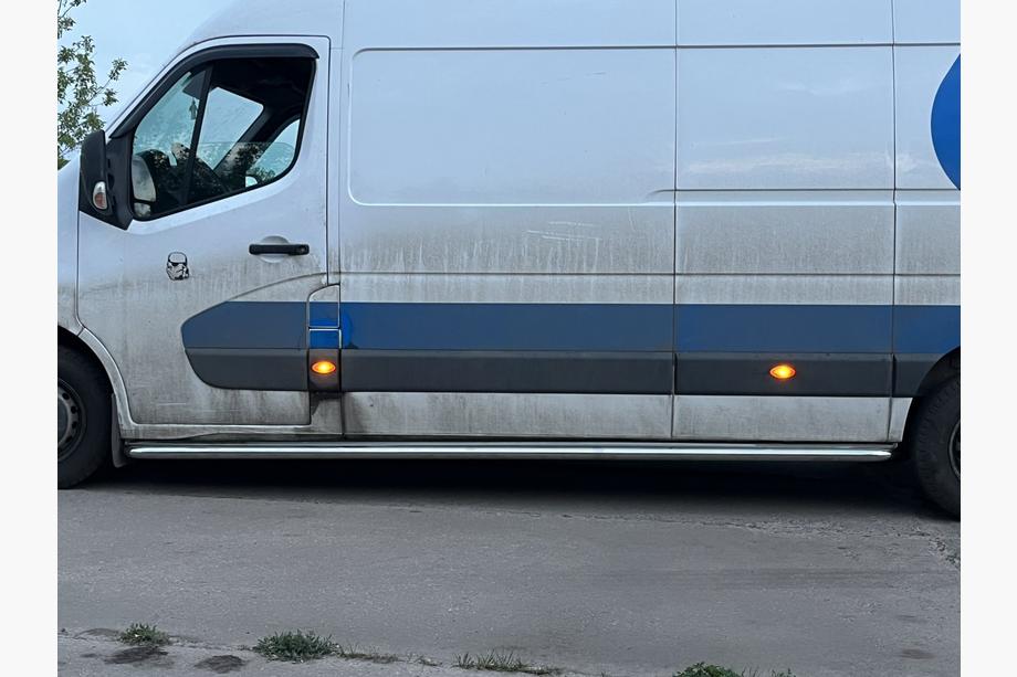 Nissan NV400 2010–2024 Premium sidetrin (2 stk., rustfrit stål) 60 mm, lang akselafstand Foto 3