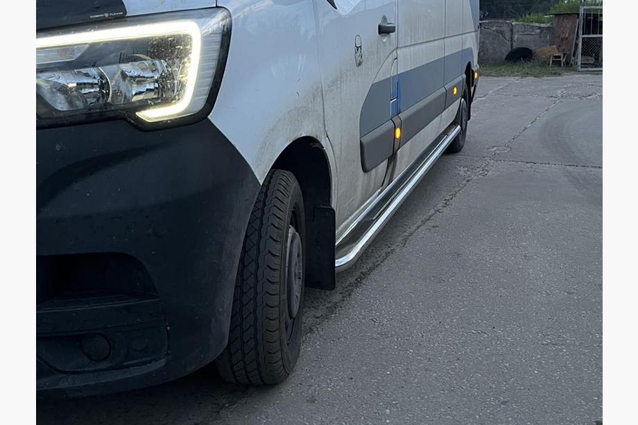 Nissan NV400 2010–2024 Premium sidetrin (2 stk., rustfrit stål) 60 mm, lang akselafstand Foto 5
