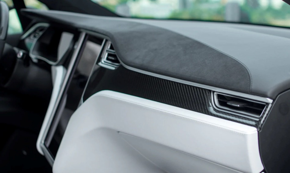 Hvorfor knirker instrumentbrættet i bilen – og sådan fikser du det?