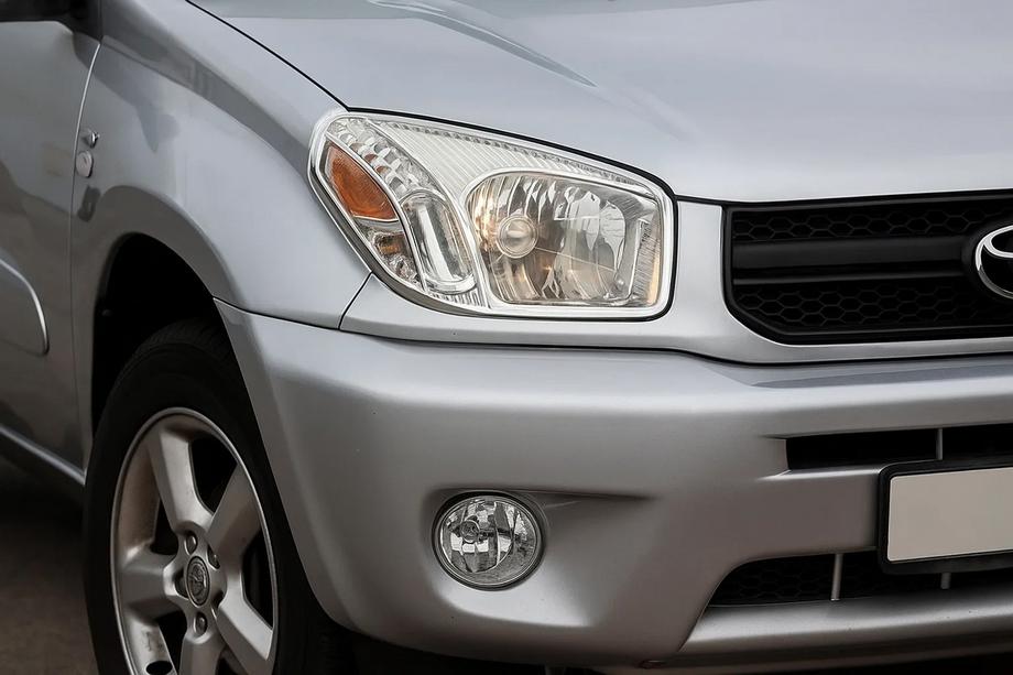 Toyota Rav 4 2001–2005 Krom forlygterammer (2 stk., plast) 2003-2006 Image