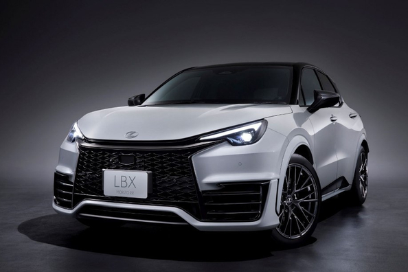Test af Lexus LBX 2025: Kompakt crossover med premiumpræg