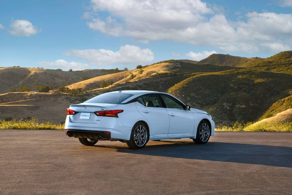 Opdateret Nissan Altima: nyt blik på den klassiske sedan Foto 4