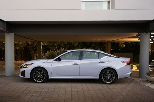 Opdateret Nissan Altima: nyt blik på den klassiske sedan Foto 3