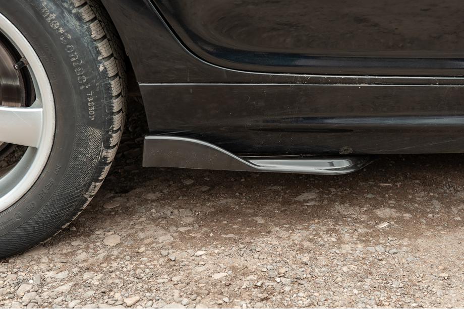 Universelle side skirt flaps type-E (2 stk., sort højglans, ABS-plast) Foto 3