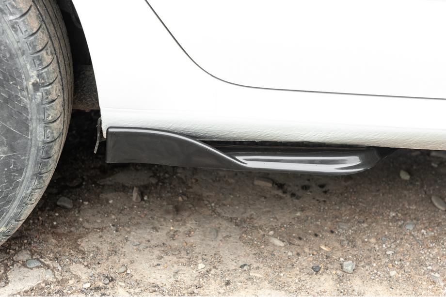 Universelle side skirt flaps type-E (2 stk., sort højglans, ABS-plast) Foto 14