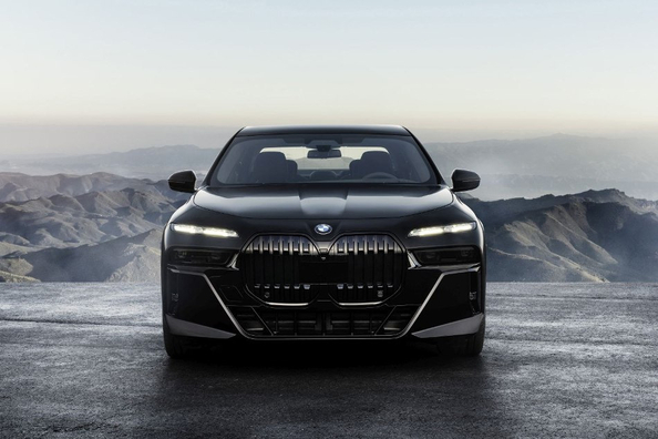 Anmeldelse af BMW 7 Series (G70): luksus og innovation i 7. generation