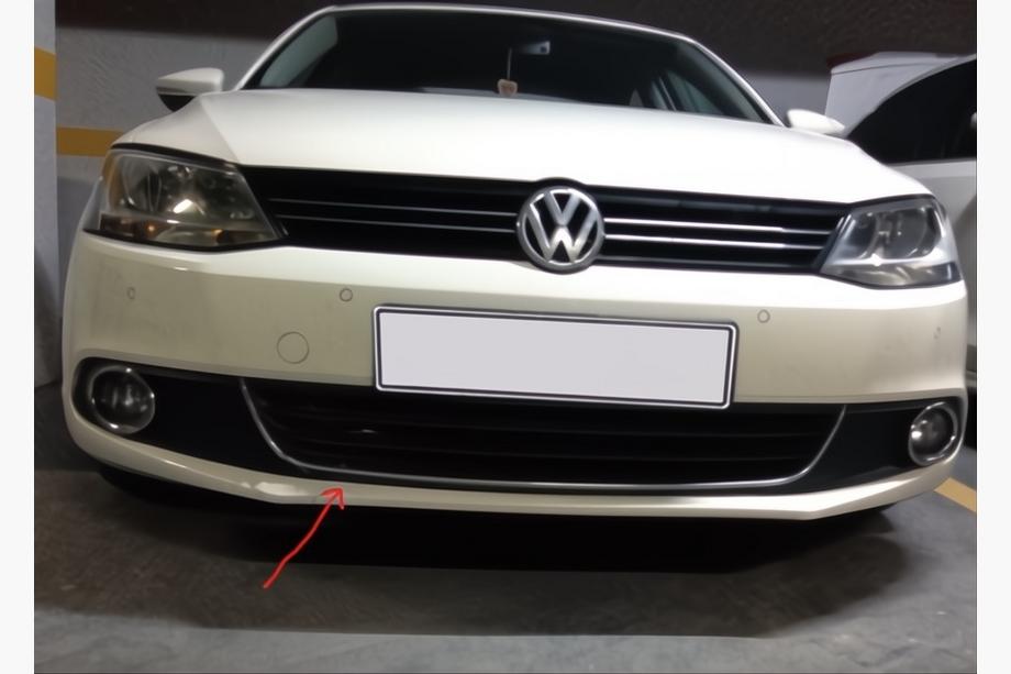 Volkswagen Jetta 2011–2018 Kromliste til forreste kofanger U 2011-2014 (rustfrit stål) Image