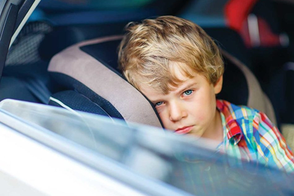 Hvad gør du, hvis dit barn bliver køresygt i bilen?
