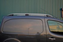 Peugeot Partner Tepee 2008–2018 Tagrælinger Skyport (mat grå) foto 4