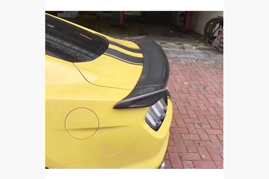 Ford Mustang 2015–2023 Spoiler V8 (Carbon) Foto 3