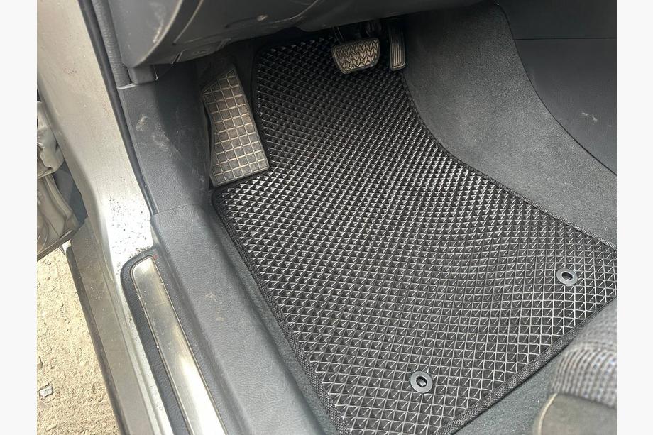 Toyota Avensis 2003–2009 EVA gulvmåtter V-2 (sorte) Image