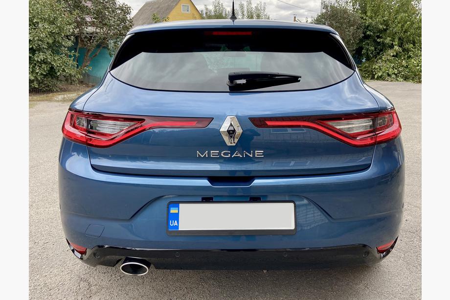 Renault Megane IV 2016–2025 Megane modelbetegnelse emblem 908923633r (270 x 25 mm) Image