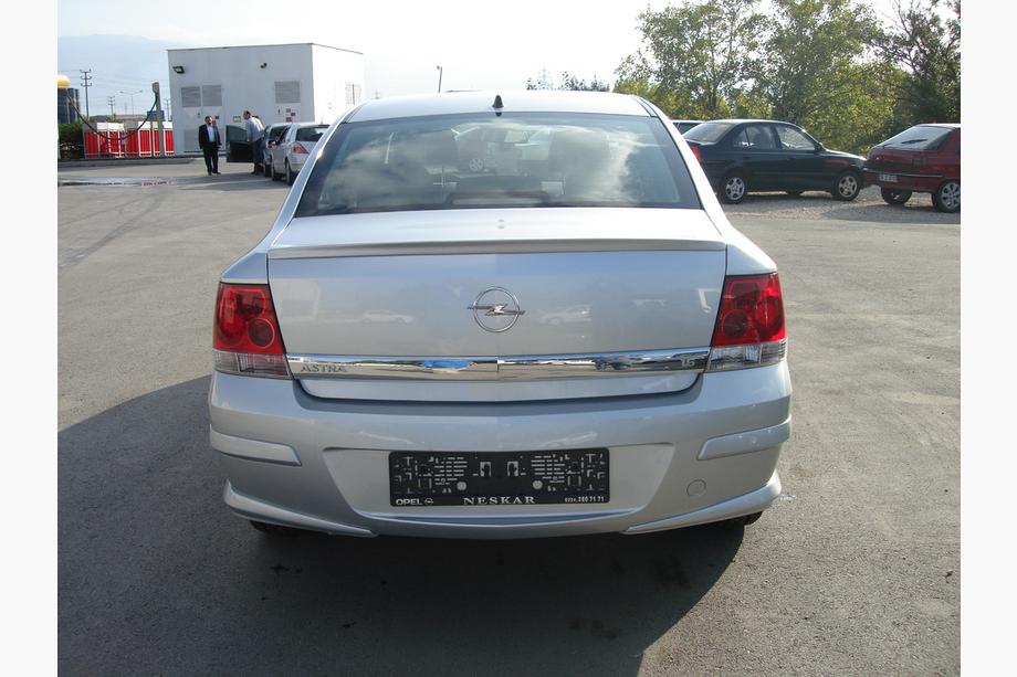 Opel Astra H 2004–2013 Bageste nedre diffuser Sedan (til lakering) Image