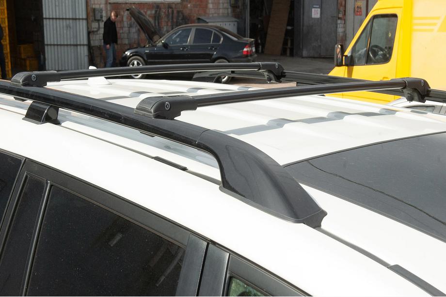 Kia Carnival 2021– Tagbøjler (tværstænger) til standard tagrælinger, låsbare WingBar V1 (2 stk) Op til 140 cm, grå Foto 5