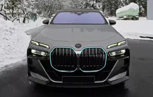 BMW 7-serie G70/G71 2022– Frontemblem MNSR (kulfiber) foto 2