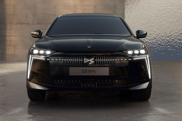 Test af DS N°4 E-Tense 2025: Opdateret premium-hatchback
