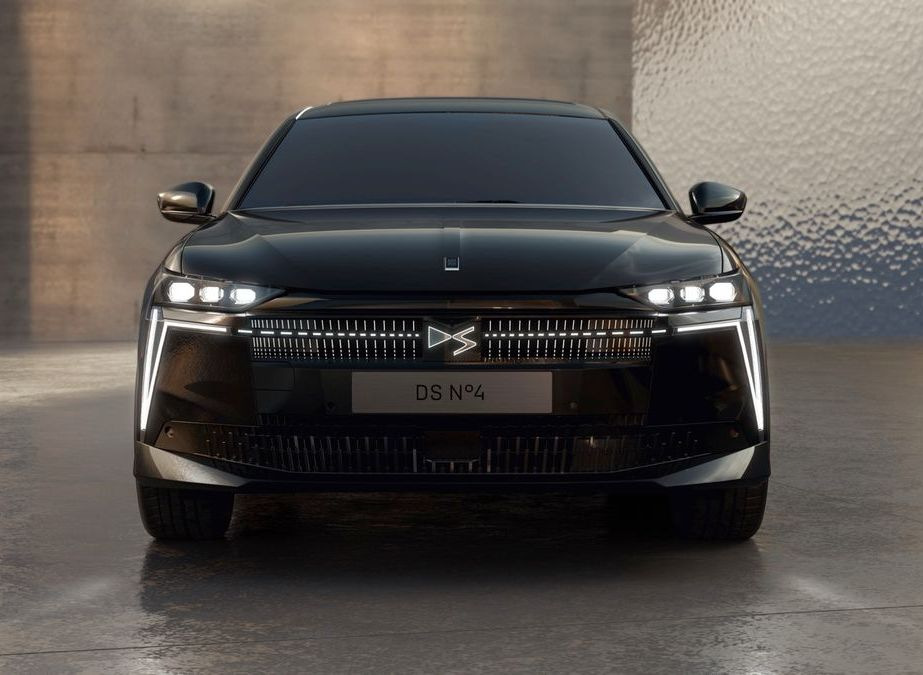 Test af DS N°4 E-Tense 2025: Opdateret premium-hatchback