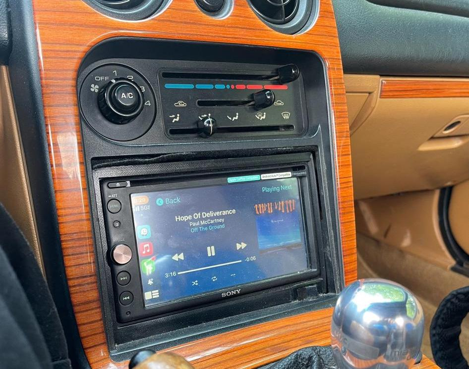 Skal du udskifte bilens fabriksmonterede headunit? Fordele og ulemper