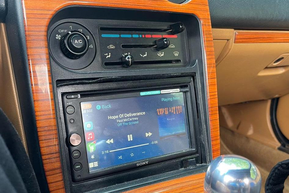 Skal du udskifte bilens fabriksmonterede headunit? Fordele og ulemper